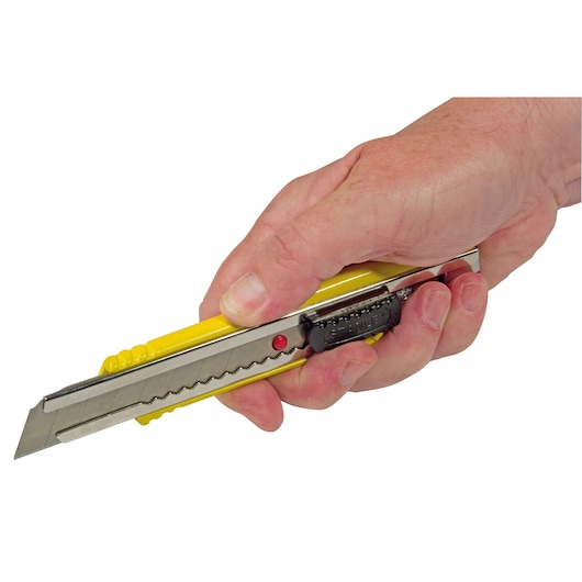 Photo du couteau utilitaire STANLEY 0-10-421 à poignée jaune tenu en main, angle latéral.