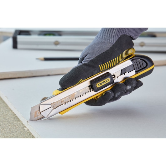 STANLEY 0-10-481 hobbymes snijdt gipsplaat, ergonomisch handvat, zilver met gele afwerking, zijaanzicht.