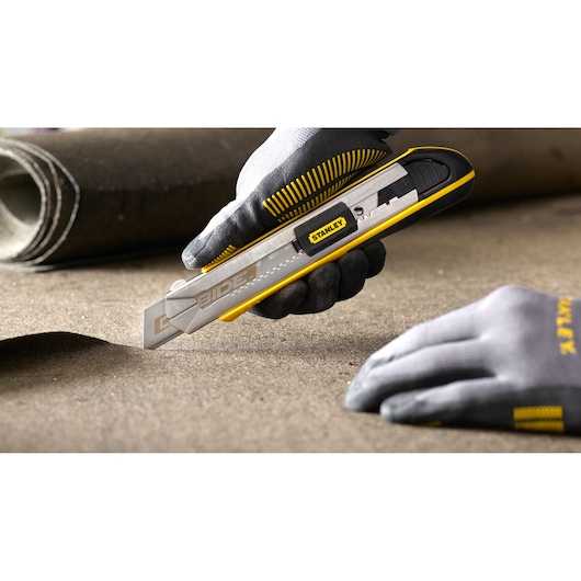 Stanley SKU 0-10-481 zilveren en gele stanleymes gebruikt op vloer materiaal.