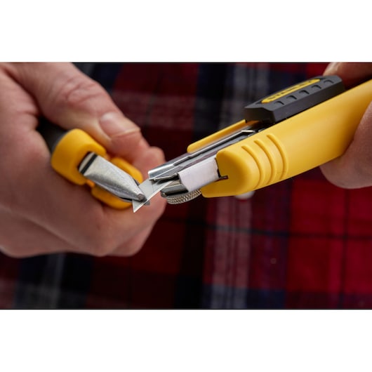 STANLEY 0-10-481 afbreekmes close-up met gele handgreep, demonstratie van blad breken.