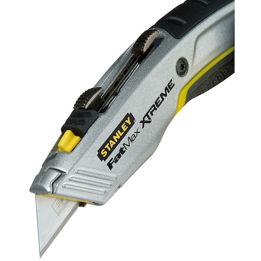 Cutter STANLEY 0-10-789 FatMax XTREME argenté et noir, vue latérale gros plan sur fond blanc.