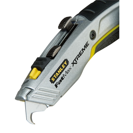 Cutter STANLEY 0-10-789 FatMax Xtreme, argenté et noir, vue en angle sur fond blanc.