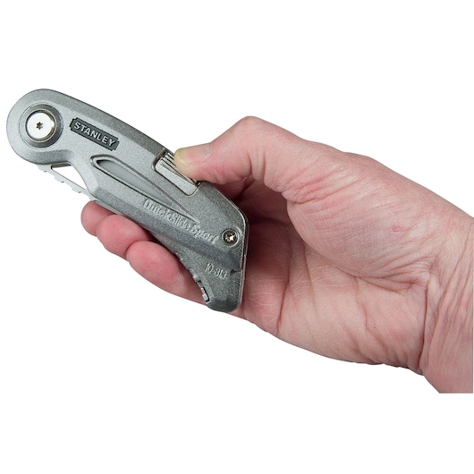 Foto van STANLEY 0-10-813 stanleymes in een hand, zilverkleurige metalen behuizing, zijaanzicht.