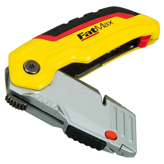 Photo du couteau utilitaire STANLEY 0-10-825 avec poignée jaune et noire, lame argentée et marque FatMax visible, vue en angle.