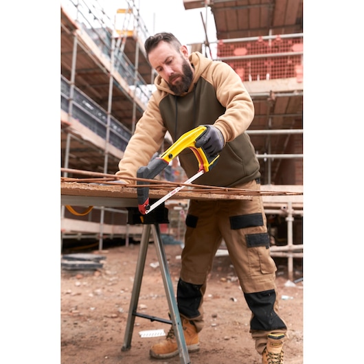 STANLEY 0-20-108 scie à métaux utilisée pour couper des tiges métalliques sur un chantier, photographie produit.