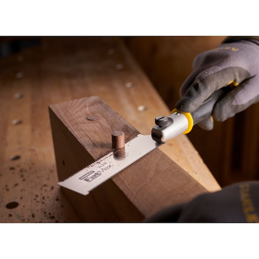 STANLEY 0-20-331 flush cut zaag zaagt houten deuvel op werkbank, close-up hoek.