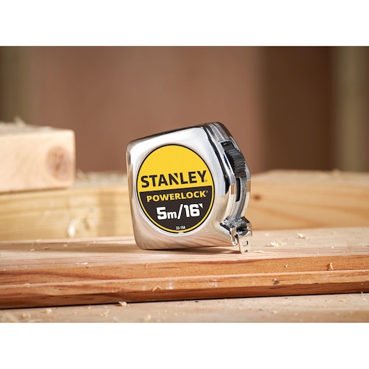 STANLEY 0-33-158 PowerLock rolmaat met chroom afwerking, op houten planken, frontaal zicht.