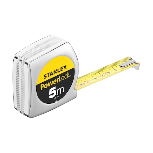 Foto van STANLEY 0-33-194 PowerLock 5m rolmaat, chromen behuizing, uitgeschoven gele band, schuine hoek.
