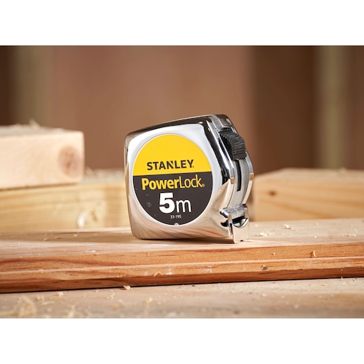 Stanley 0-33-195 rolmaat PowerLock, 5m lengte, chroom afwerking, fotografie op hout.