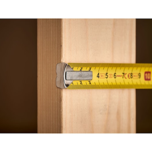 STANLEY 0-33-198 rolmaat uitgetrokken over houten plank, close-up.