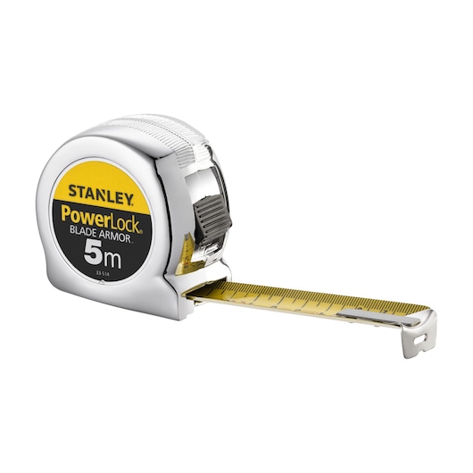 Foto van STANLEY 0-33-514 PowerLock 5m rolmaat, chroomkleurige behuizing met geel blad, zijaanzicht op witte achtergrond.