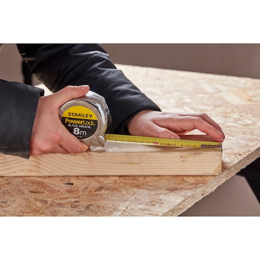 STANLEY 0-33-527 meetlint meet houten plank op werktafel, close-up fotografie.