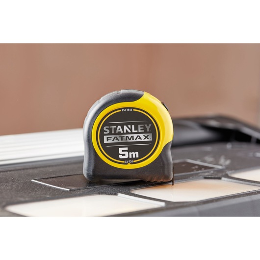 STANLEY 0-33-720 FATMAX meetlint 5m, zwart en geel omhulsel, close-up foto.