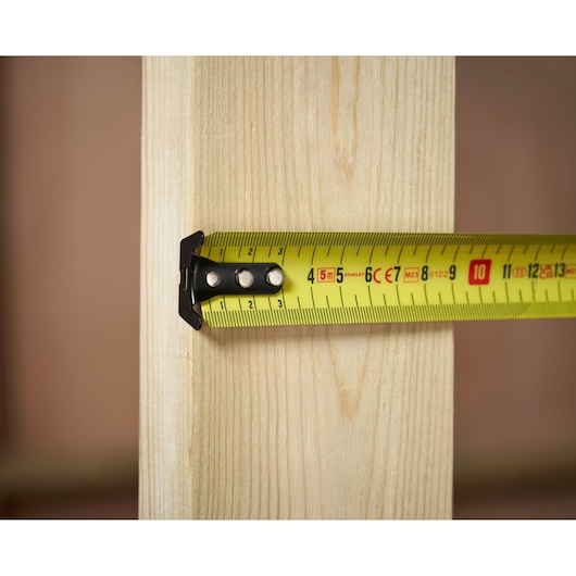STANLEY 0-33-720 rolmaat meet houten plank, close-up fotografie.