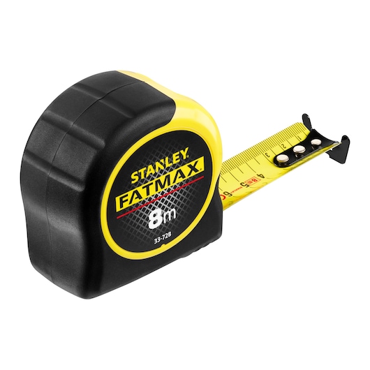 Foto van STANLEY 0-33-728 FATMAX rolmaat, 8m, zwart met geel, schuine voorkant op witte achtergrond.