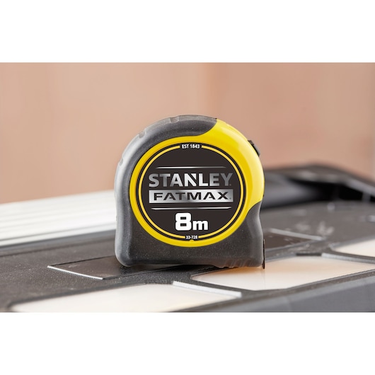 STANLEY 0-33-728 FATMAX 8m rolmaat met geel-zwarte behuizing, zijaanzicht fotografie.