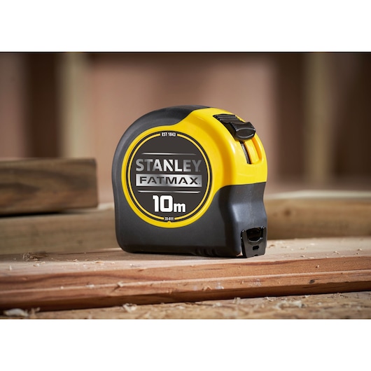 STANLEY 0-33-811 FATMAX 10m rolmaat op hout, zijaanzicht fotografie.
