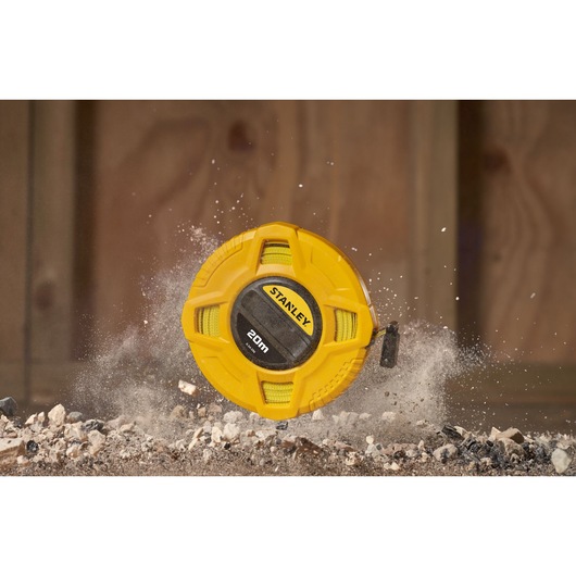 STANLEY 0-34-296 gele 20m rolmaat fotografie met stevige behuizing op bouwpuin.