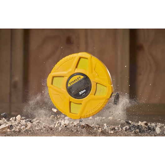 STANLEY 0-34-297 gele 30m meetlint op bouwpuin, productcategorie fotografie.