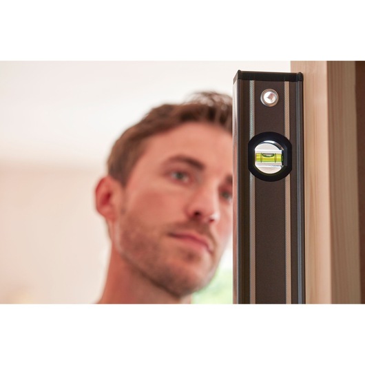 STANLEY 0-43-648 waterpas met buislibel, close-up foto tegen een houten frame.