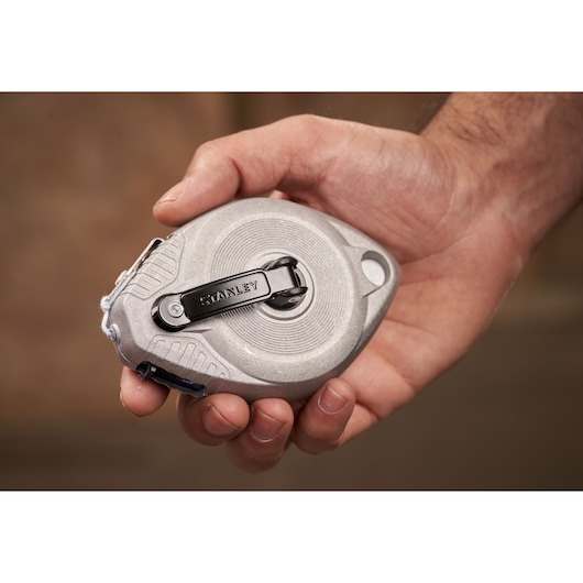 STANLEY 0-47-100 zilveren lijnkrijt, compacte ovale vorm, getoond in hand voor schaal.
