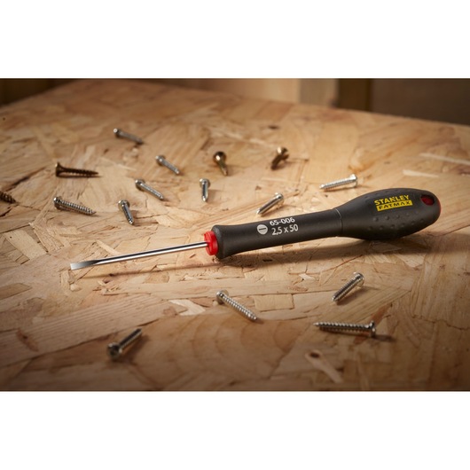 STANLEY 0-65-006 FATMAX tournevis à lame plate sur surface en bois avec des vis dispersées.