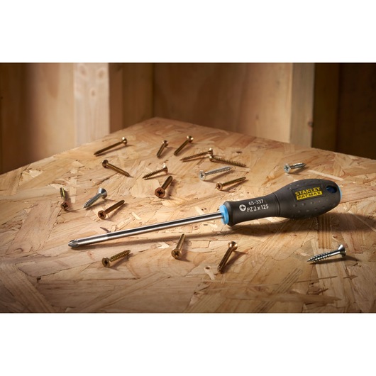 STANLEY 0-65-337 tournevis à manche noir sur surface bois, entouré de différentes vis.