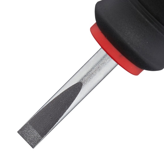 STANLEY 0-65-400 platte schroevendraaier close-up met zwart-rode handgreep op witte achtergrond.