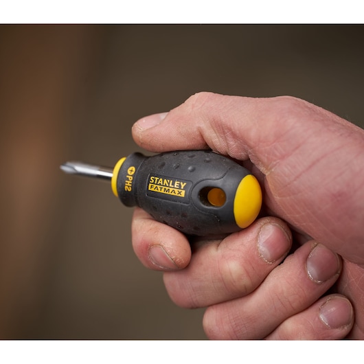 Stanley 0-65-407 korte schroevendraaier met zwart-geel FATMAX-handvat, PH2 punt zichtbaar in hand.