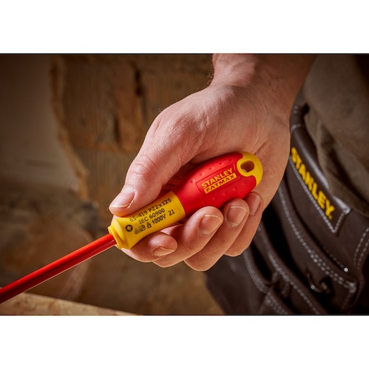 STANLEY 0-65-419 tournevis isolé avec manche rouge et jaune tenu en main, vue rapprochée.