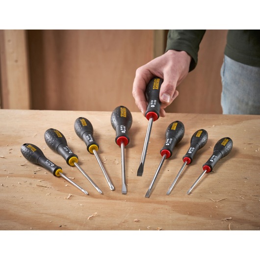 STANLEY 0-65-437 schroevendraaierset met zwarte handgrepen en gekleurde ringen op een houten oppervlak.
