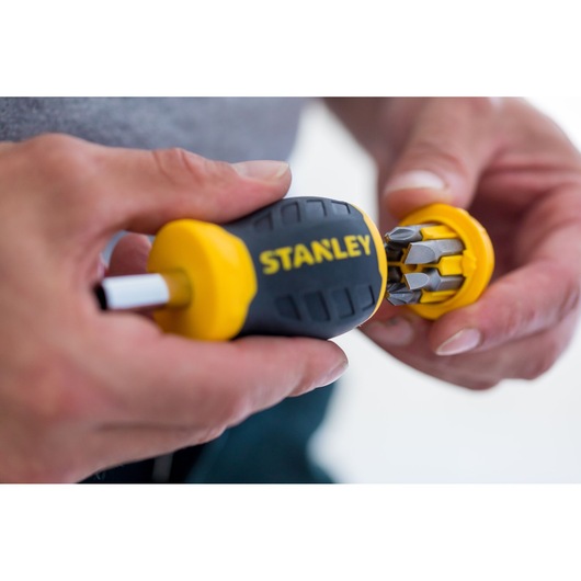 STANLEY 0-66-357 tournevis multi-embouts avec poignée jaune et noire, gros plan sur le rangement des embouts.