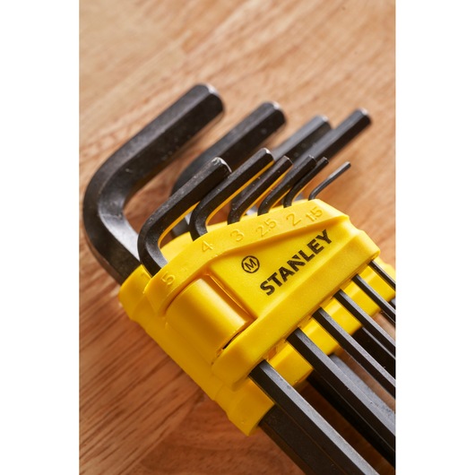 STANLEY 0-69-253 jeu de clés hexagonales dans un support jaune, vue rapprochée sur surface bois.