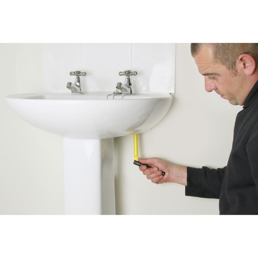 STANLEY 0-70-453 hoekschroevendraaier in gebruik onder een witte wastafel, zijaanzicht.