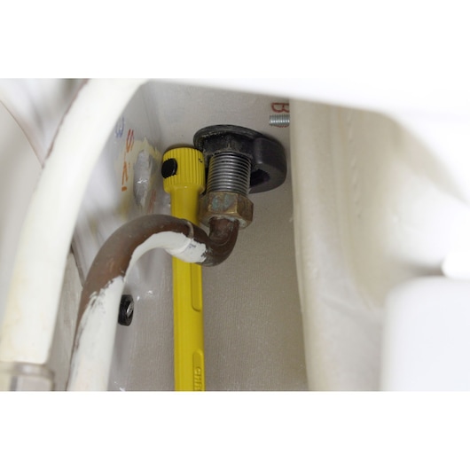 STANLEY 0-70-453 verstelbare moersleutel op sanitairmoer, close-up in kast.