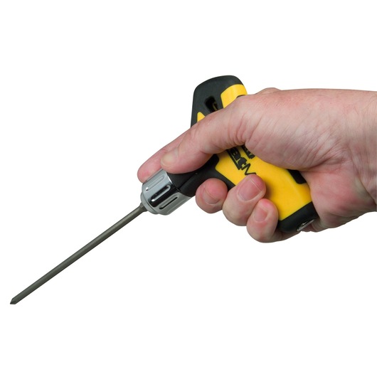 STANLEY 0-79-153 tournevis à poignée ergonomique jaune et noire, tenu en main, vue latérale.