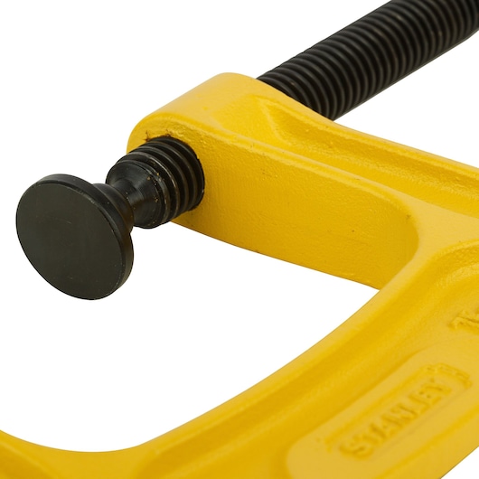 STANLEY 0-83-033 gele C-klem close-up, metalen frame en schroef, fotografie op witte achtergrond.