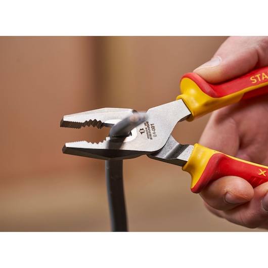 STANLEY 0-84-001 tang met rood-gele handgrepen knipt draad, close-up fotografie.