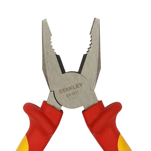 STANLEY 0-84-001 combinatietang met rood-gele geïsoleerde handgrepen, vooraanzicht, op witte achtergrond.