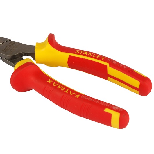 STANLEY 0-84-006 pinces isolées à poignée rouge et jaune, vue rapprochée, fond blanc.