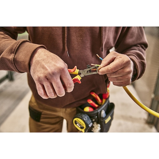 STANLEY 0-84-010 pinces utilisées pour dénuder un câble électrique, étui à outils visible, vue rapprochée.