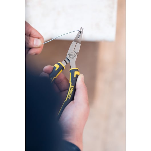 STANLEY 0-84-495 pince à poignées jaune et noire utilisée pour plier du fil, vue rapprochée.