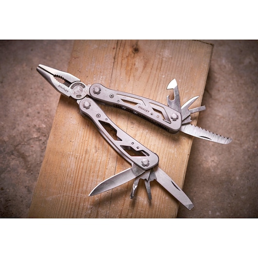 STANLEY 0-84-519 outil multifonction avec pince et outils escamotables sur surface en bois