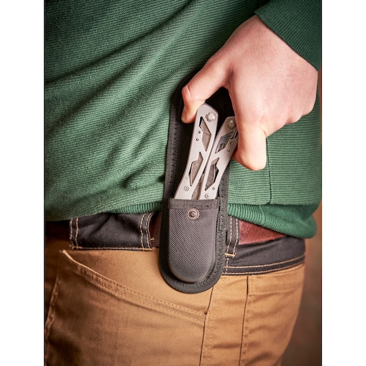 STANLEY 0-84-519 multitool dans étui de ceinture noir, photographie en gros plan lors de l’accès au produit.