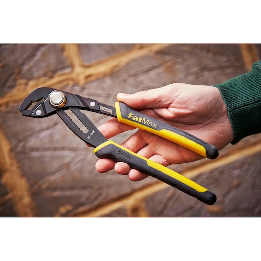 STANLEY 0-84-648 pince multiprise FatMax, poignées noires et jaunes, tenue en main.