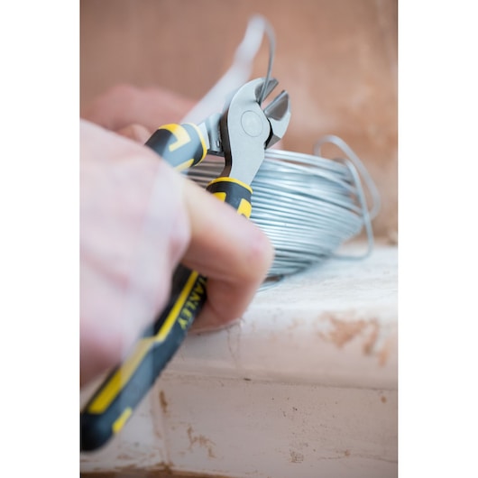 STANLEY 0-89-859 diagonale kniptang close-up bij draadknippen, zwart-geel ergonomisch handvat.