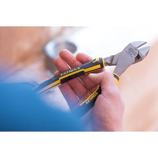 STANLEY 0-89-859 diagonale kniptang met zwart-gele FATMAX handgrepen, vastgehouden in de hand.