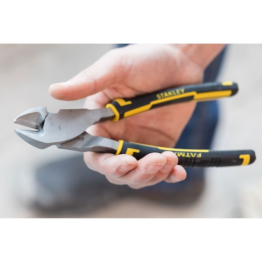 STANLEY 0-89-861 pince coupante diagonale à poignées noires et jaunes tenue en main.