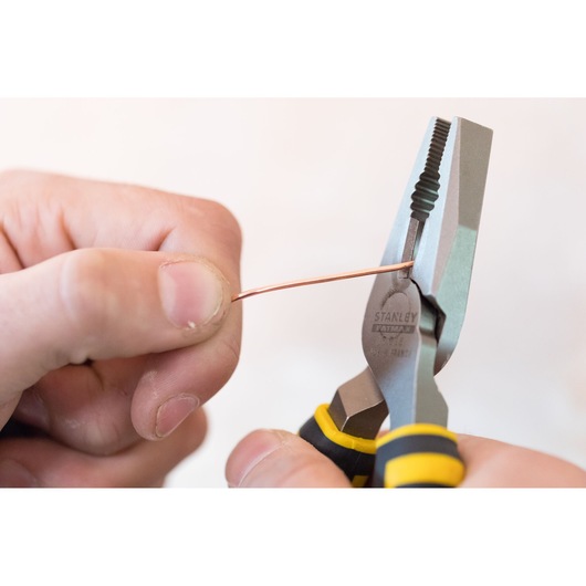 Stanley 0-89-866 tang met koperdraad, close-up, zwart en geel handvat.