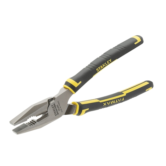 STANLEY 0-89-868 combinatietang met zwart-gele FatMax handgrepen, schuine hoek op witte achtergrond.
